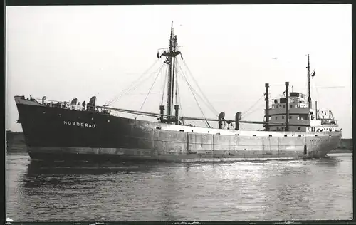 Fotografie Frachtschiff Norderau bei langsamer Fahrt