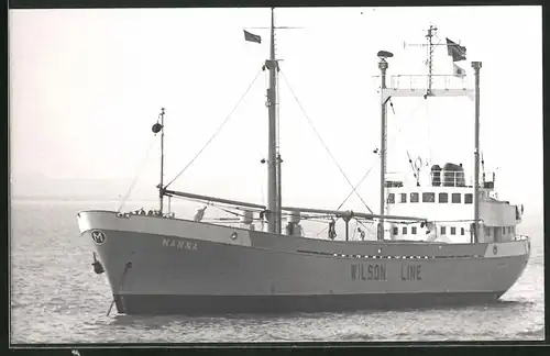 Fotografie Frachtschiff Nanna der Wilson Line Reederei liegt vor Anker