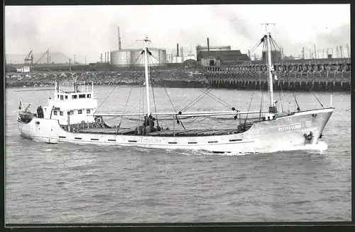 Fotografie Frachtschiff Ostfriesland bei der Ausfahrt aus dem Hafen