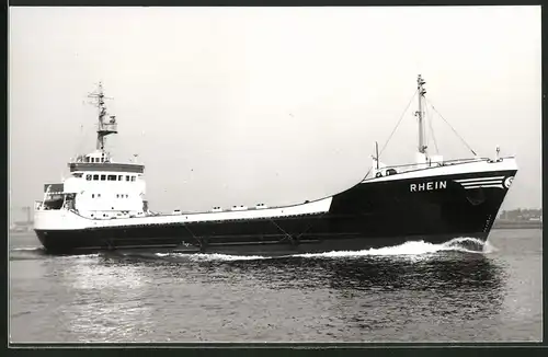 Fotografie Frachtschiff Rhein beim Auslafen aus dem Hafen