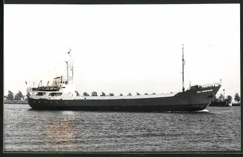 Fotografie Frachtschiff Rolf Behrmann läuft in den Hafen ein