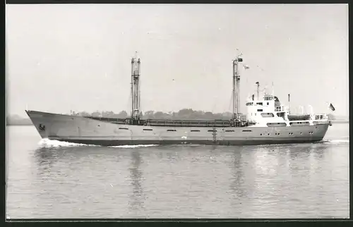 Fotografie Frachtschiff Parsifal läuft in den Hafen ein