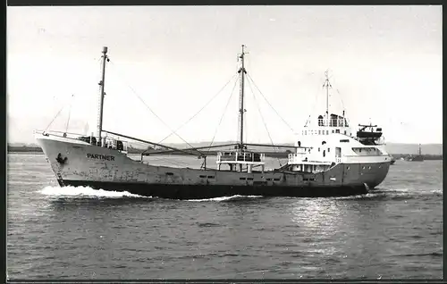 Fotografie Frachtschiff Partner läuft aus dem Hafen aus