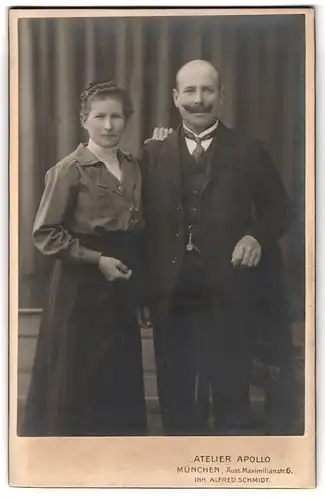 Fotografie Atelier Apollo, München, Äussere Maximilianstrasse 6, bürgerliches Paar mittleren Alters
