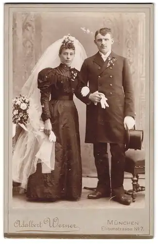 Fotografie Adalbert Werner, München, Elisenstrasse 7, Hochzeitspaar in schwarzer Kleidung