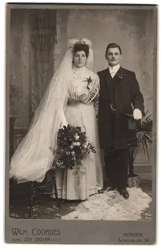 Fotografie Wilh. Coordes, München, Tumblingerstrasse 34, Hochzeitspaar mit Blumenstrauss und Zylinder