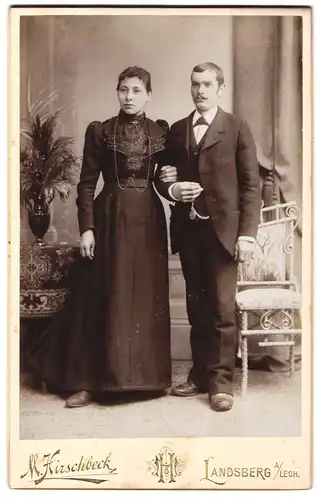 Fotografie M. Hirschbeck, Landsberg a. Lech, junges Paar in würdevoller Pose mit schlichtem Schmuck