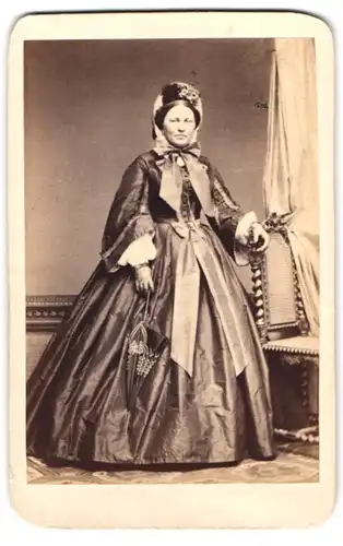 Fotografie unbekannter Fotograf und Ort, Portrait Dame im reifrock Kleid mit Haube und Sonnenschirm