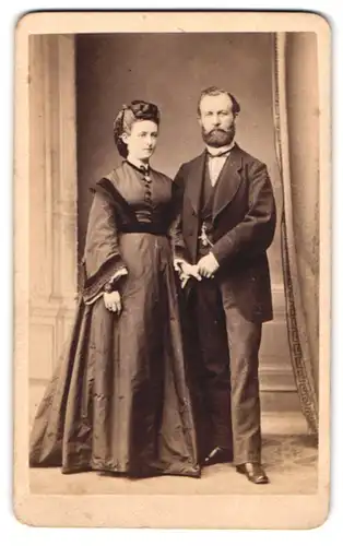 Fotografie C. L. Michaelsen, Wismar, Lübschestr. 34, Portrait Ehepaar im Biedermeierkleid und Anzug mit Vollbart