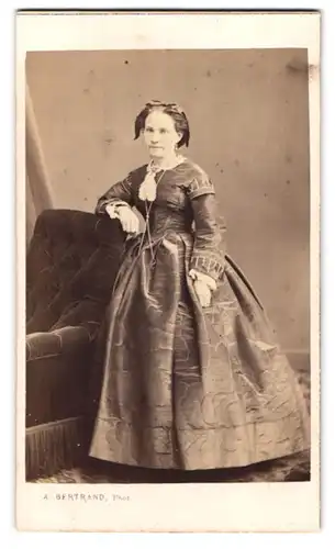 Fotografie A. Bertrand, Paris, Rue Dauphine 34, Portrait Dame im gemusterten Biedermeierkleid mit Halskette