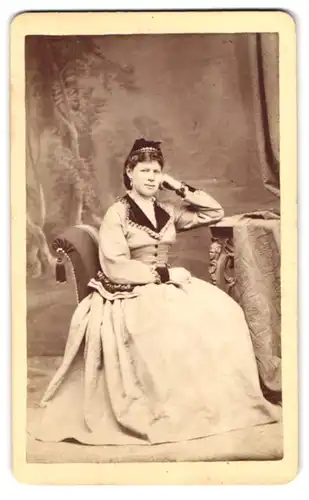 Fotografie Hermann Schwegerle, Augsburg, Grottenau D 204, Portrait Dame im hellen Kleid it Haube sitzend im Atelier