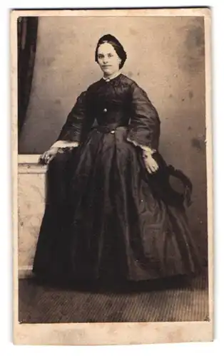 Fotografie unbekannter Fotograf und Ort, Portrait junge Frau im dunklen Kleid mit Sommerhut