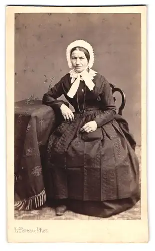 Fotografie Tiefereau, Paris, Rue du Theatre 13, Portrait ältere Dame im Biedermeierkleid mit weisser Haube udn Schleife