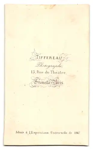 Fotografie Tiefereau, Paris, Rue du Theatre 13, Portrait ältere Dame im Biedermeierkleid mit weisser Haube udn Schleife