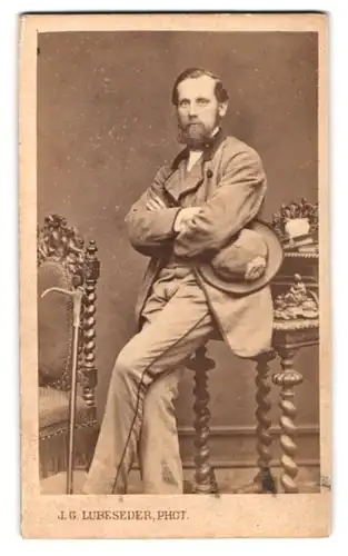 Fotografie J. G. Lubeseder, Segeberg, Kirchstr. 34, Portrait Mann im Anzug mit Hut und Vollbart