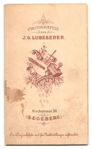 Fotografie J. G. Lubeseder, Segeberg, Kirchstr. 34, Portrait Mann im Anzug mit Hut und Vollbart