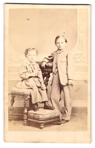 Fotografie H. Reuter, Braunschweig, Südl. Wilhelmsstr. 88, Portrait zwei junge Kinder im Anzug und Kleid posieren