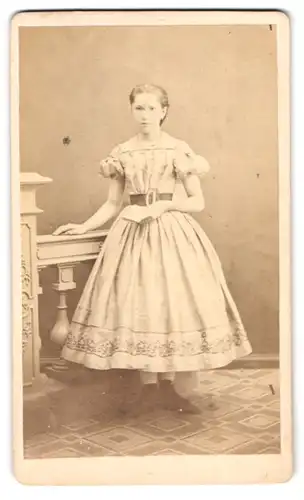 Fotografie unbekannter Fotograf und Ort, Mädchen im taillierten Kleid