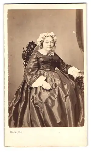 Fotografie Charles, Bordeaux, Rue Mautrec 3, Alte Frau im taillierten Kleid mit Haube