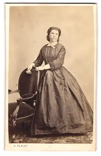 Fotografie H. Plaut, Paris, Rue Vanneau 52, Bürgerliche Frau in tailliertem Kleid