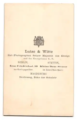 Fotografie Lutzke & Witte, Berlin, Neue Friedrichstrasse 50, Mutter in feinen Kleidern mit dem Kind