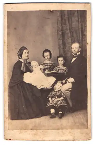 Fotografie unbekannter Fotograf und Ort, Bürgerliches Familienfoto