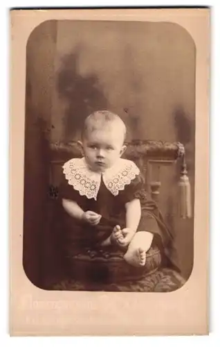 Fotografie Galetroschizki, Jaroslawl, Portrait niedlicher Junge im Kleid mit Spitzenkragen