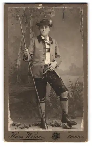 Fotografie Hans Weiss, Erding, Landshuterstr. 304, Portrait junger Mann in bayrischer Tracht mit Lederhose und Hut