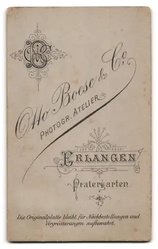 Fotografie Otto Boese & Co., Erlangen, Pratergarten, Portrait Herr im Anzug mit Anstecknadel und Vollbart