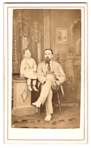 Fotografie F. Woodcock, Isle of Man, Portrait Royal of Hulme im Anzug mit Spazierstock und Sohn
