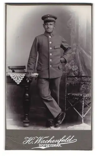 Fotografie H. Wachenfeld, Hofgeismar, Marktplatz 63, Portrait Postbeamter Fr. Roost in Uniform mit Mütze