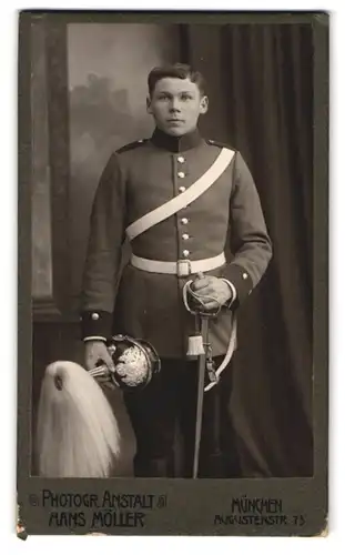 Fotografie Hans Möller, München, Augustenstr. 75, Portrait junger Soldat in Uniform mit Pickelhaube und Rosshaarbusch