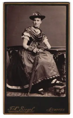 Fotografie F. X. Siegel, Kempten, Kottermer Str., Portrait junge Frau im Trachtenkleid mit Regenschirm