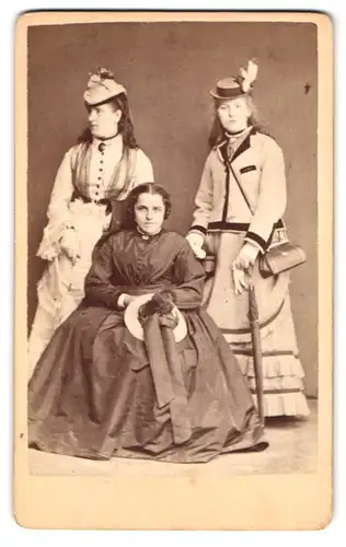 Fotografie C. Fabricius, Speyer, Portrait drei Damen in Biedermeierkleidern und Handtasche