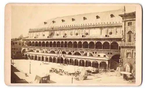 Fotografie C. Naya, Venezia, Piazza S. Marco, Ansicht Venedig, Altes Gebäude mit Innehof