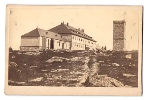 Fotografie unbekannter Fotograf, Ansicht Brocken, Blick auf das Brocken Hotel mit Turm