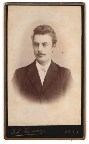 Fotografie Joh. Hansen, Nexö, Portrait eleganter Herr mit Oberlippenbart