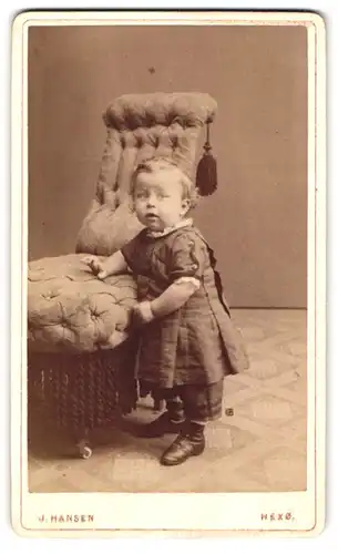 Fotografie J. Hansen, Nexö, Portrait süsses Kleinkind in hübscher Kleidung