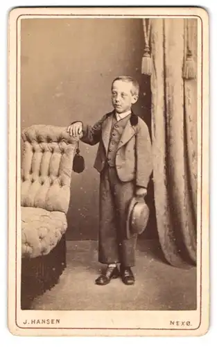 Fotografie J. Hansen, Nexö, Portrait kleiner Junge im Anzug mit Hut