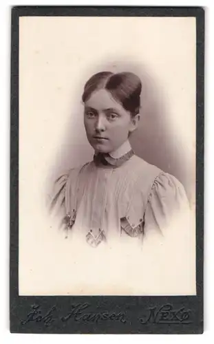 Fotografie Joh. Hansen, Nexö, Ferskesögade, Portrait junge Dame mit moderner Frisur