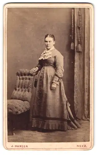 Fotografie J. Hansen, Nexö, Portrait bürgerliche Dame im modischen Kleid