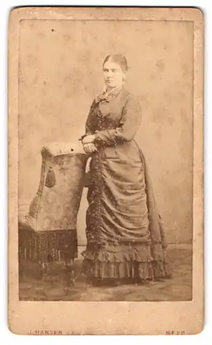 Fotografie J. Hansen, Nexö, Portrait junge Dame im hübschen Kleid