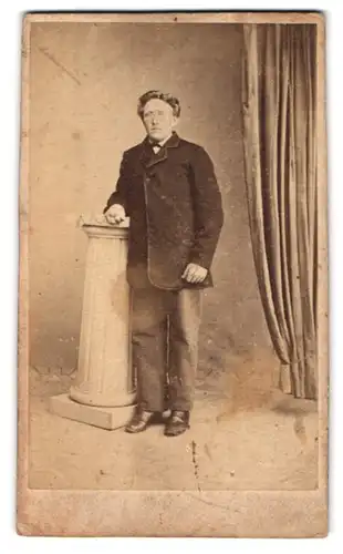 Fotografie J. Hansen, Nexö, Portrait junger Herr in modischer Kleidung
