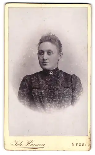 Fotografie Joh. Hansen, Nexö, Ferskesögade, Portrait junge Dame mit Kragenbrosche