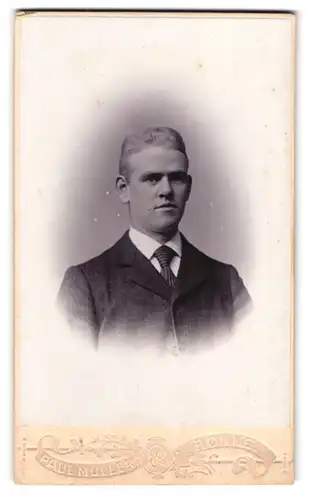 Fotografie Paul Müller, Rönne, Lille Torv, Portrait stattlicher Herr im Anzug mit Krawatte