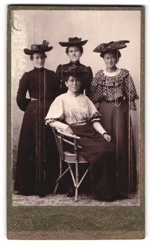 Fotografie Victor Lund, Allinge, Portrait vier junge Damen in modischer Kleidung