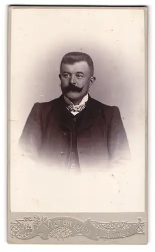 Fotografie Victor Lund, Allinge, Portrait bürgerlicher Herr mit Moustache