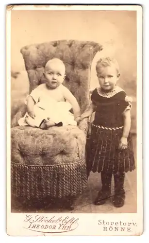 Fotografie Theodor Yhr, Rönne, Storetov, zwei kleine Kinder nebeinander stehend