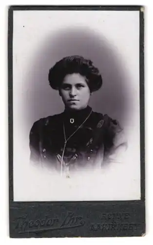 Fotografie Theodor Yhr, Rönne, elegante Dame mit entschlossenem Gesichtsausdruck