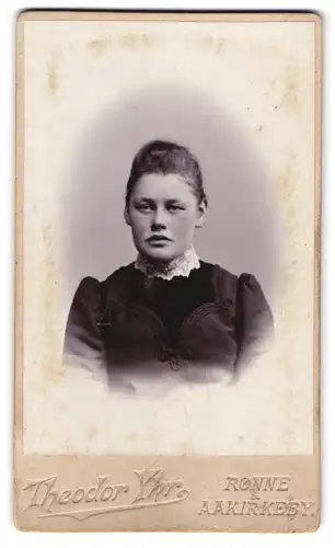 Fotografie Theodor Yhr, Rönne, junge Dame mit gelangweiltem Gesicht